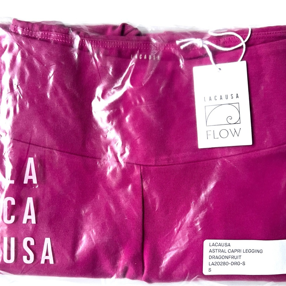 LACAUSA x Anthropologie Astral Capri Leggings in Dragonfruit - Picture 5 of 5